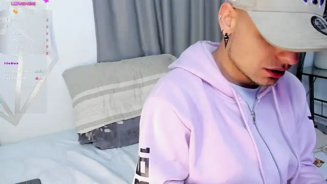 Snapshot of Aron-santoro chatting on 02-17-25, 04:31 Aron-santoro online show from 02-17-25, 04:31