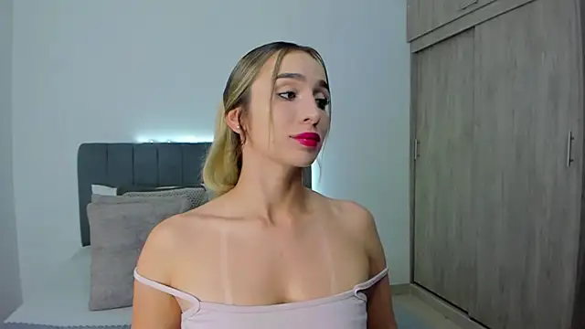 Snapshot of im_sarah34 chatting on 06-12-26, 02:54 im sarah34 online show from 06-12-26, 02:54