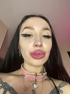 Snapshot of Molly__Moon chatting on 06-25-26, 05:12 Molly Moon online show from 06-25-26, 05:12