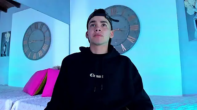 Snapshot of Mike_0233_ chatting on 12-21-24, 03:58 Mike 0233 online show from 12-21-24, 03:58