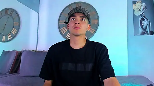 Snapshot of Mike_0233_ chatting on 01-04-25, 04:01 Mike 0233 online show from 01-04-25, 04:01