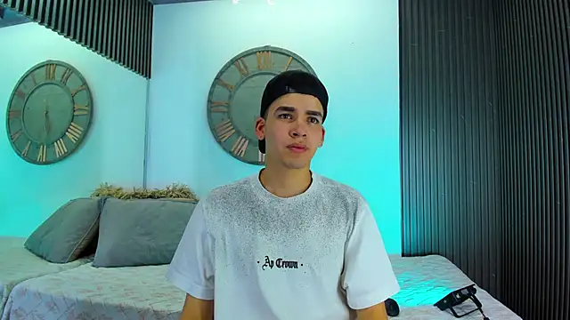 Snapshot of Mike_0233_ chatting on 02-05-25, 04:06 Mike 0233 online show from 02-05-25, 04:06