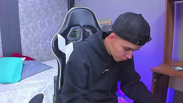 Snapshot of Mike_0233_ chatting on 03-06-25, 03:57 Mike 0233 online show from 03-06-25, 03:57