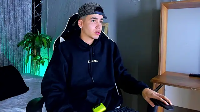 Snapshot of Mike_0233_ chatting on 03-18-25, 03:20 Mike 0233 online show from 03-18-25, 03:20