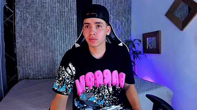 Snapshot of Mike_0233_ chatting on 09-16-25, 04:13 Mike 0233 online show from 09-16-25, 04:13