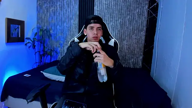 Snapshot of Mike_0233_ chatting on 09-28-25, 04:29 Mike 0233 online show from 09-28-25, 04:29