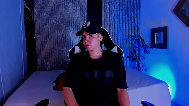 Snapshot of Mike_0233_ chatting on 10-12-25, 04:44 Mike 0233 online show from 10-12-25, 04:44