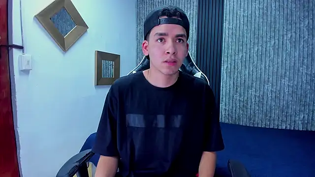 Snapshot of Mike_0233_ chatting on 10-29-25, 04:26 Mike 0233 online show from 10-29-25, 04:26