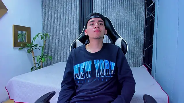 Snapshot of Mike_0233_ chatting on 11-06-25, 04:13 Mike 0233 online show from 11-06-25, 04:13