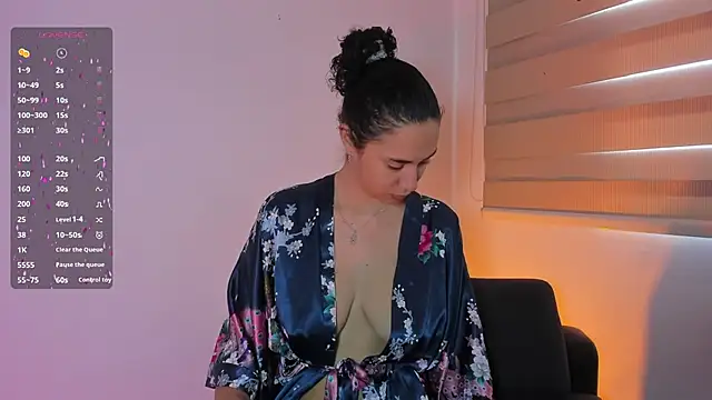 Snapshot of thaliacollins chatting on 01-02-25, 03:08 thaliacollins online show from 01-02-25, 03:08