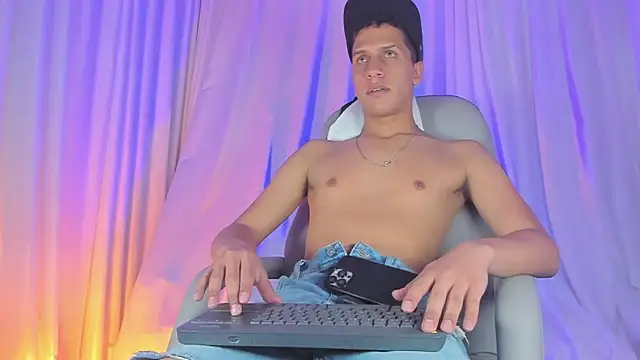 Snapshot of matt_benji chatting on 03-11-25, 01:37 matt benji online show from 03-11-25, 01:37