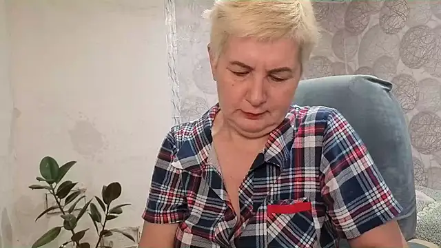 Snapshot of NicoleOlla chatting on 11-05-25, 02:55 NicoleOlla online show from 11-05-25, 02:55