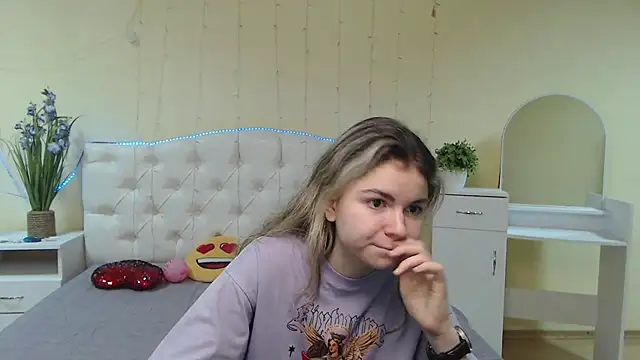 TinaRedly online show from 02-05-25, 01:33