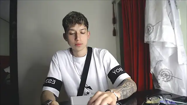 Snapshot of _Thomas_hot_ chatting on 12-25-24, 11:31 Thomas hot online show from 12-25-24, 11:31