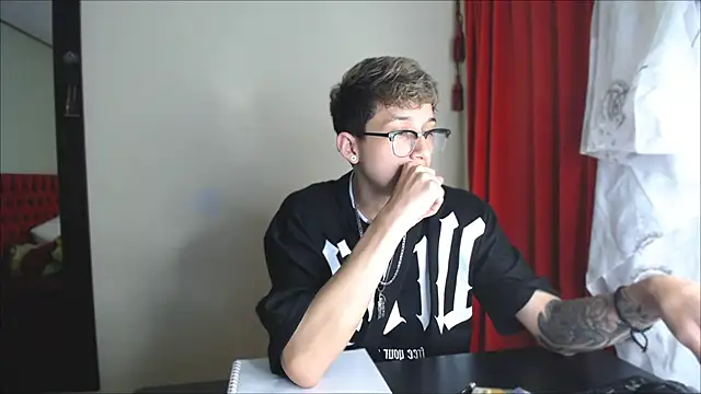 Snapshot of _Thomas_hot_ chatting on 12-27-24, 10:48 Thomas hot online show from 12-27-24, 10:48