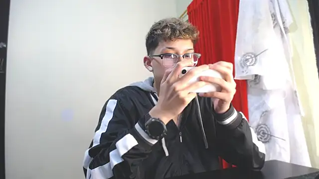 Snapshot of _Thomas_hot_ chatting on 01-12-25, 04:21 Thomas hot online show from 01-12-25, 04:21