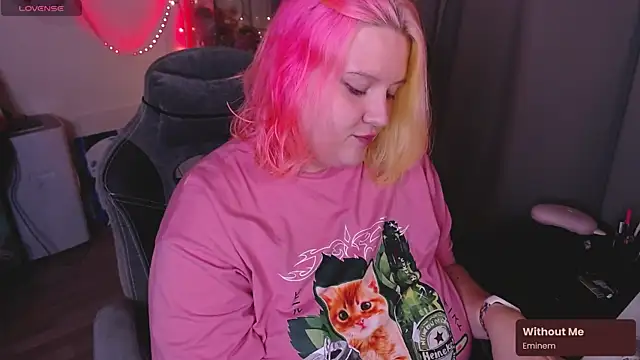 Snapshot of lissamuff chatting on 10-06-25, 04:37 lissamuff online show from 10-06-25, 04:37