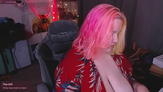 Snapshot of lissamuff chatting on 10-17-25, 09:45 lissamuff online show from 10-17-25, 09:45