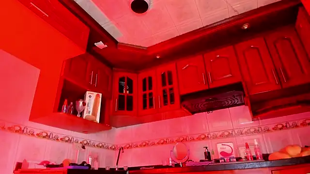 Snapshot of LaureenHills chatting on 02-25-25, 03:20 LaureenHills online show from 02-25-25, 03:20