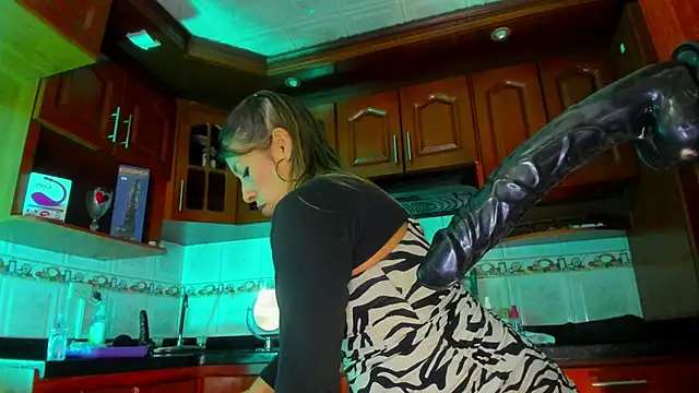 Snapshot of LaureenHills chatting on 03-05-25, 09:16 LaureenHills online show from 03-05-25, 09:16