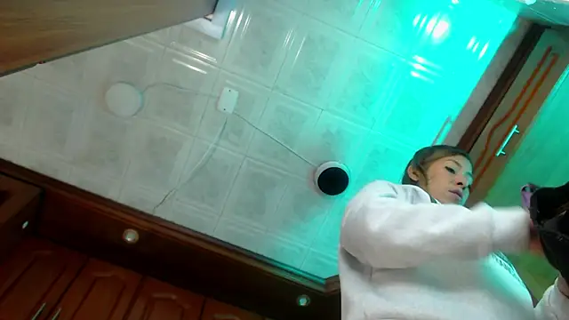 Snapshot of LaureenHills chatting on 03-06-25, 03:13 LaureenHills online show from 03-06-25, 03:13