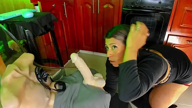 Snapshot of LaureenHills chatting on 03-11-25, 09:45 LaureenHills online show from 03-11-25, 09:45