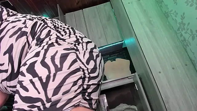 Snapshot of LaureenHills chatting on 10-29-25, 04:26 LaureenHills online show from 10-29-25, 04:26