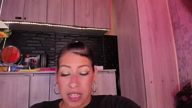 Snapshot of LaureenHills chatting on 11-13-25, 10:19 LaureenHills online show from 11-13-25, 10:19