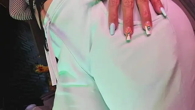 LaureenHills online show from 04-07-26, 03:07