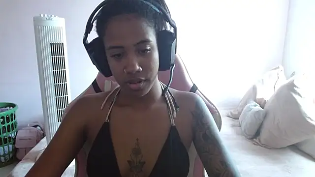 Snapshot of TiffanyRoouse chatting on 12-19-24, 05:08 TiffanyRoouse online show from 12-19-24, 05:08