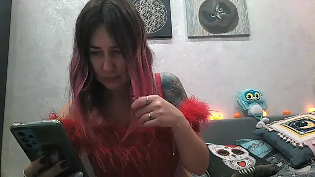 Snapshot of BlueXOwl chatting on 10-21-25, 02:40 BlueXOwl online show from 10-21-25, 02:40