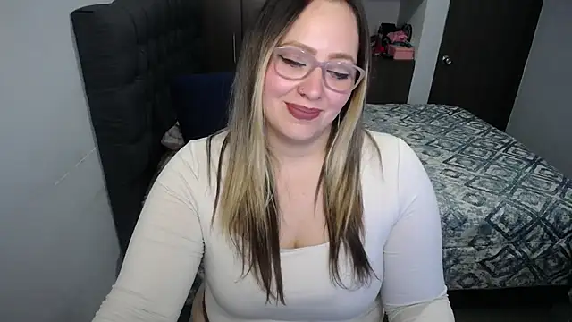 Snapshot of Valentina_St chatting on 03-23-25, 02:04 Valentina St online show from 03-23-25, 02:04