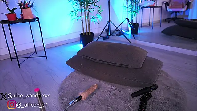 VanessaSimon online show from 03-08-25, 10:11