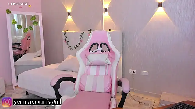 miagomezweb1 online show from 02-12-25, 01:48