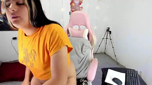 blonde girl01 online show from 12-15-25, 04:33