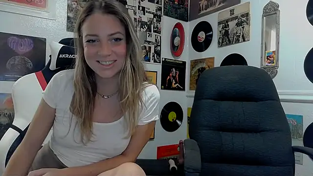 Snapshot of molly_witha_chance chatting on 01-16-25, 09:51 molly witha chance online show from 01-16-25, 09:51