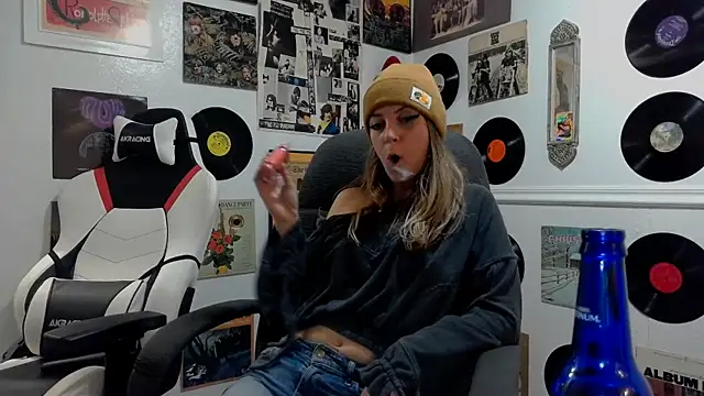 Snapshot of molly_witha_chance chatting on 01-19-25, 12:17 molly witha chance online show from 01-19-25, 12:17