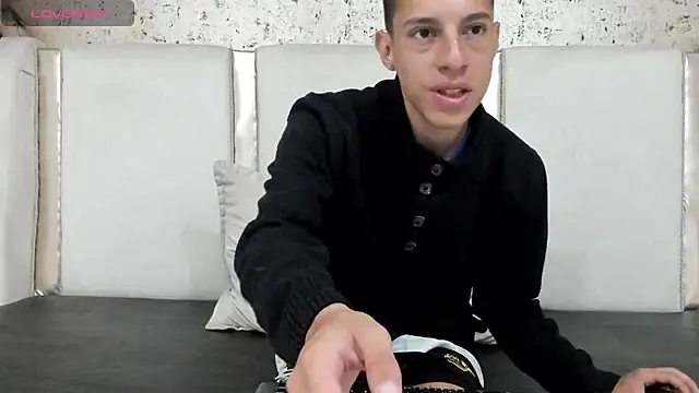 Snapshot of thiago19s chatting on 01-08-25, 07:03 thiago19s online show from 01-08-25, 07:03