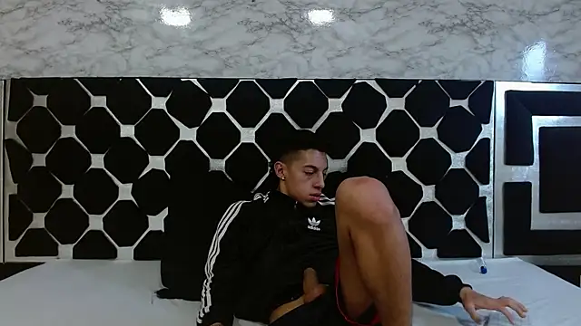 Snapshot of thiago19s chatting on 02-13-25, 03:35 thiago19s online show from 02-13-25, 03:35