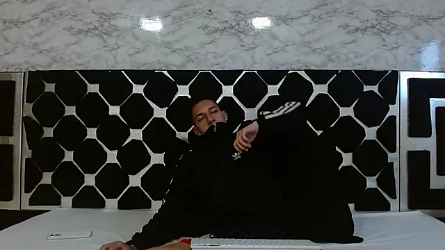 Snapshot of thiago19s chatting on 02-13-25, 09:49 thiago19s online show from 02-13-25, 09:49