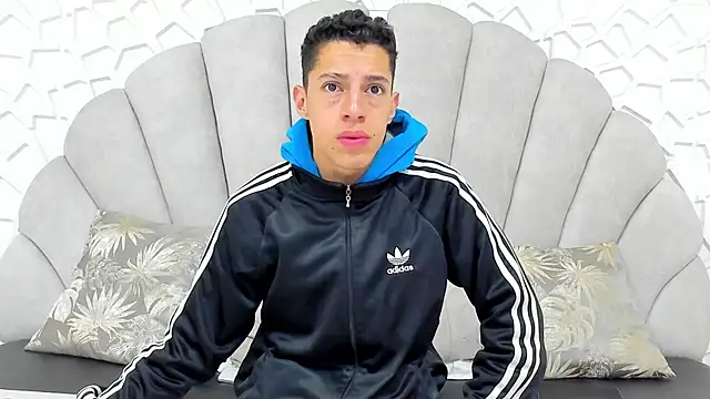 Snapshot of thiago19s chatting on 03-08-25, 07:09 thiago19s online show from 03-08-25, 07:09