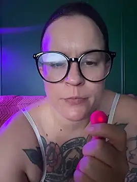 Snapshot of quinnmariexo chatting on 06-11-26, 02:33 quinnmariexo online show from 06-11-26, 02:33