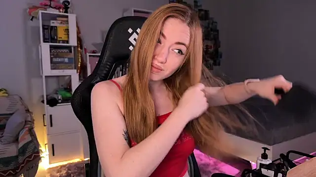 LinaWitch online show from 10-24-25, 11:06