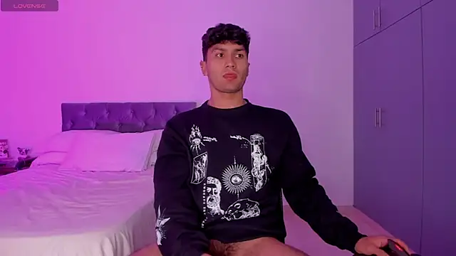 Snapshot of Valerio_James7 chatting on 02-11-25, 03:40 Valerio James7 online show from 02-11-25, 03:40