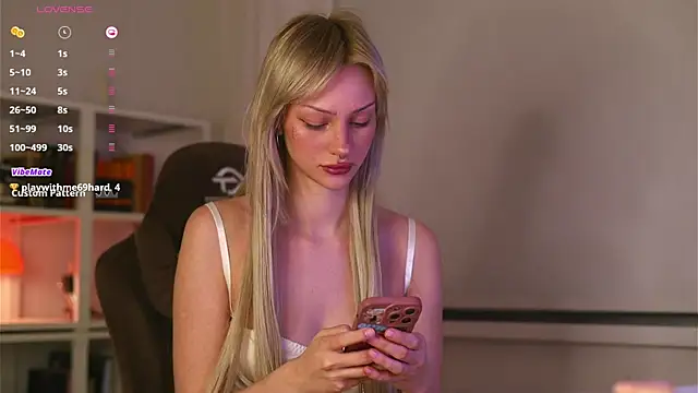 Snapshot of BabeHolly chatting on 10-09-25, 09:35 BabeHolly online show from 10-09-25, 09:35