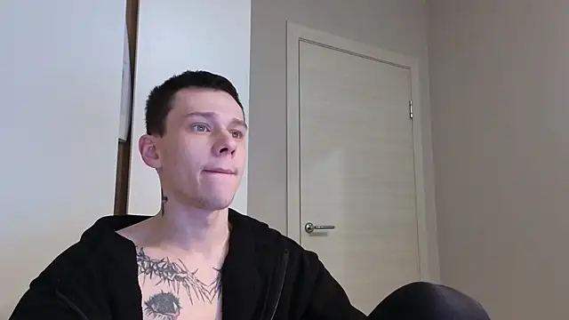 Snapshot of R1mmo__ chatting on 10-24-25, 07:21 R1mmo online show from 10-24-25, 07:21