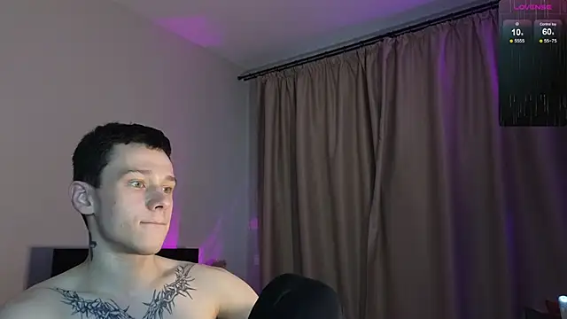 Snapshot of R1mmo__ chatting on 11-06-25, 01:01 R1mmo online show from 11-06-25, 01:01