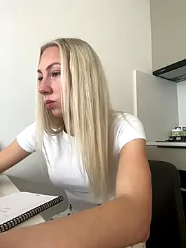 Snapshot of LuisaBecker chatting on 12-05-24, 10:23 LuisaBecker online show from 12-05-24, 10:23