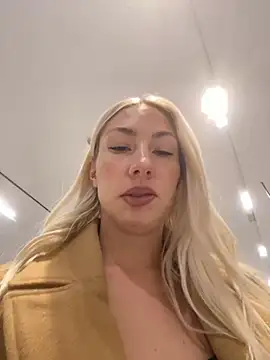 Snapshot of LuisaBecker chatting on 12-08-24, 01:58 LuisaBecker online show from 12-08-24, 01:58