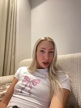 Snapshot of LuisaBecker chatting on 12-12-24, 02:44 LuisaBecker online show from 12-12-24, 02:44